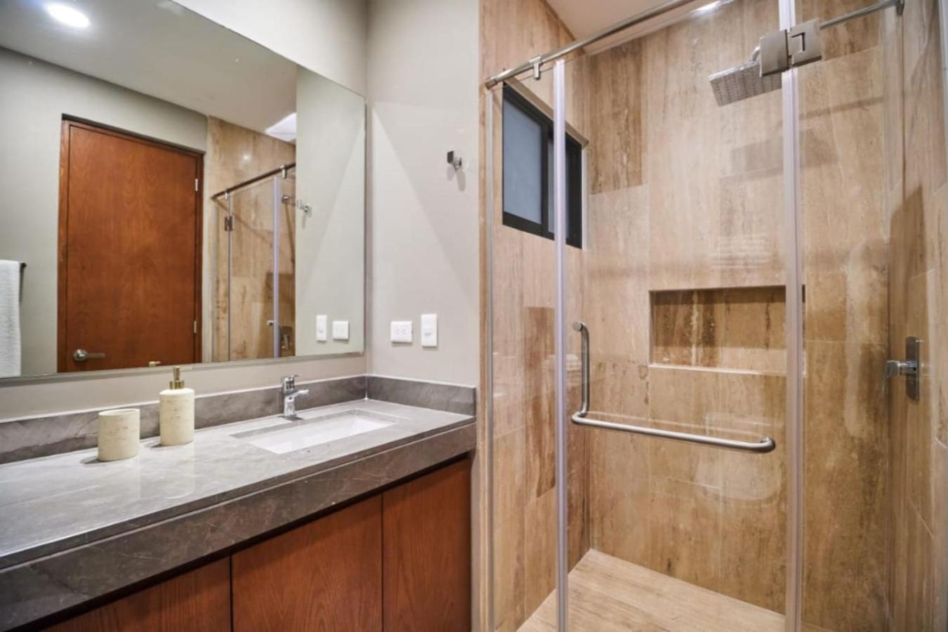 Luxury 2bd Rooftop Pool Jacuzzi Gym Sauna Y *